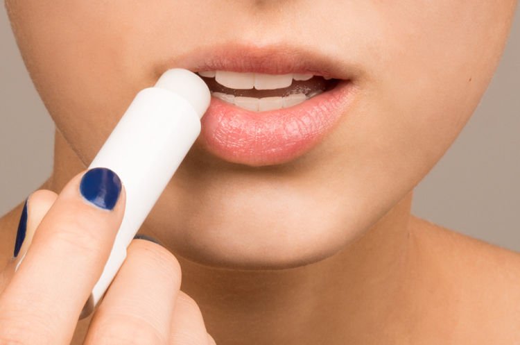 7 Tips Ber-Lipstik Matte Demi Penampilan Maksimal. Biar Bibir Gak Justru Kering dan Kasar