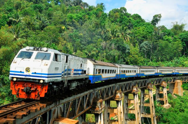 Kereta melewati jembatan