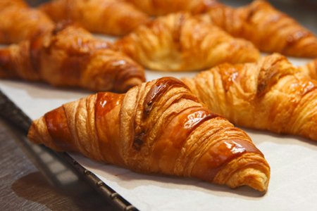 nggak bisa lewatin sore sambil baca Hipwee dan croissant + kopi