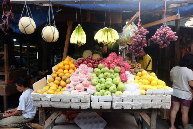 Beli buah lokal di pasar tradisional