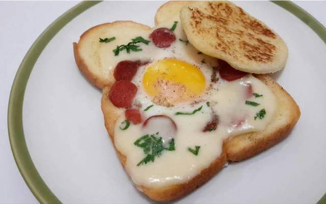 roti panggang telur dengan lelehan keju