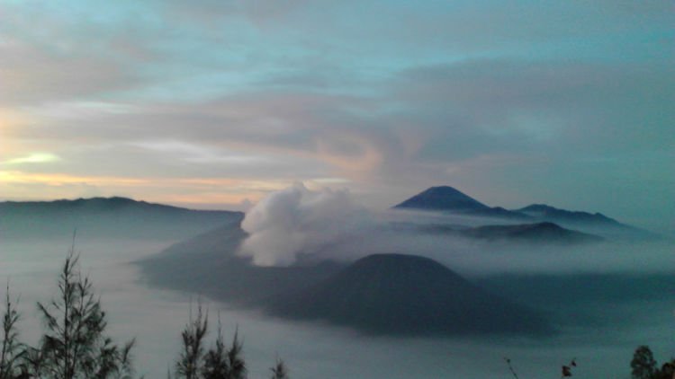 Gunung Bromo, Sunrise dan Lautan Pasir yang Tak Terpisahkan