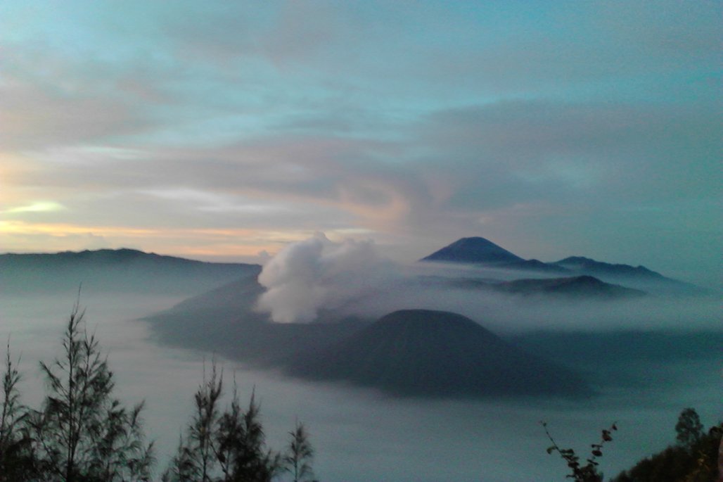 Gunung Bromo, Sunrise dan Lautan Pasir yang Tak Terpisahkan