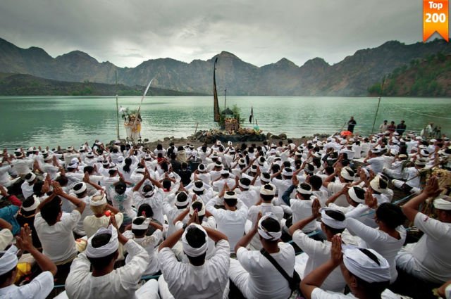 Beribadah di danau segara anak