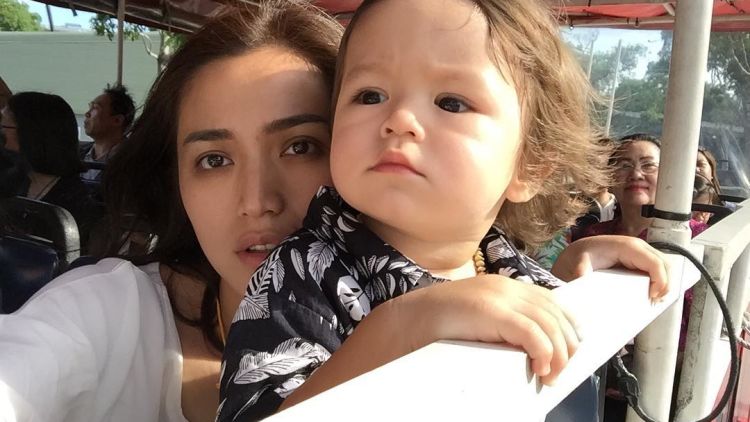 Udah Kenalan Sama Baby El Belum? Anaknya Jessica Iskandar yang Kebangetan Lucunya!