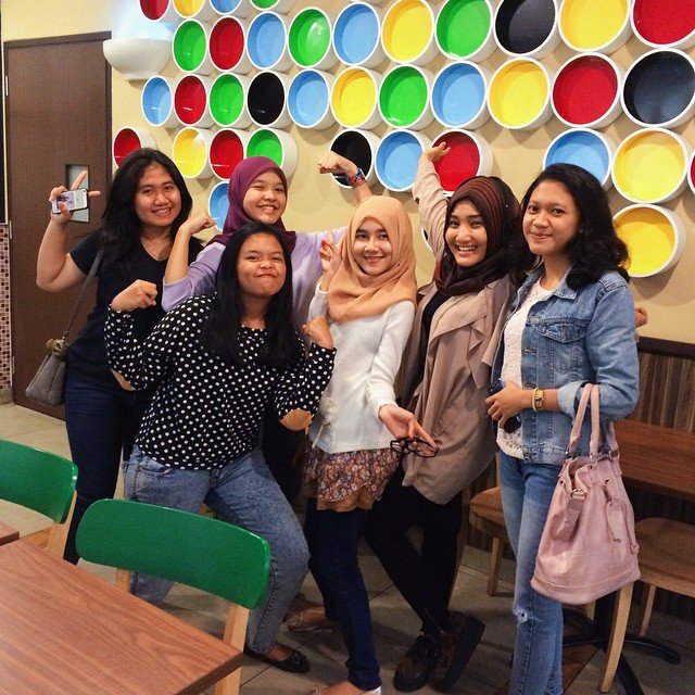 Fatin, masih menikmati waktu luangnya dengan hang out bersama teman-temannya.