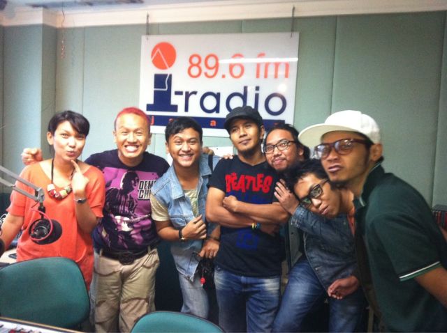 https://lockermedia.files.wordpress.com/2012/01/reuni-sabtu-sore-at-i-radio-jkt.jpg