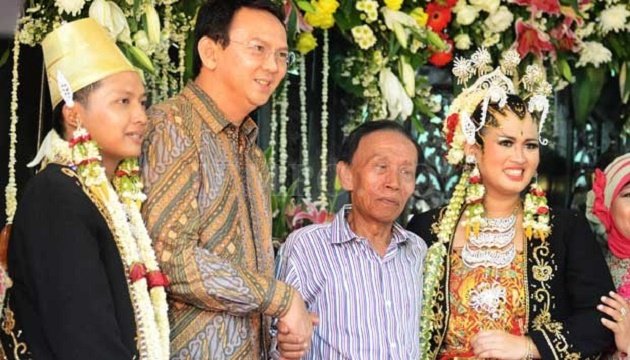 Datang, salaman, makan, pulang. (Btw, Pak Ahok aja kondangan sendirian tuh)