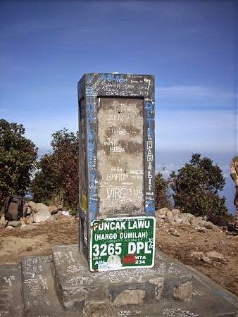 Tugu Penanda Puncak Lawu