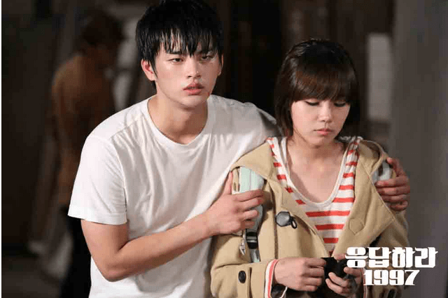 Seo In Guk dan Eun Ji di Reply Me 1997.