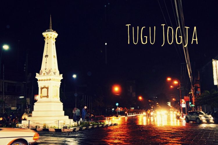 tugu di waktu malam