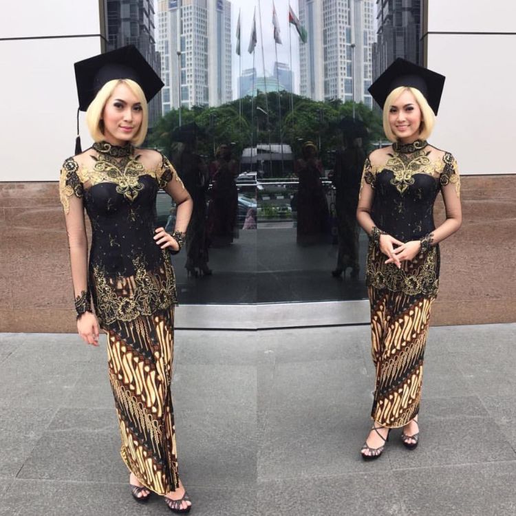 kebaya hitam bagus juga buat wisuda ~ @inspirasi.kebaya