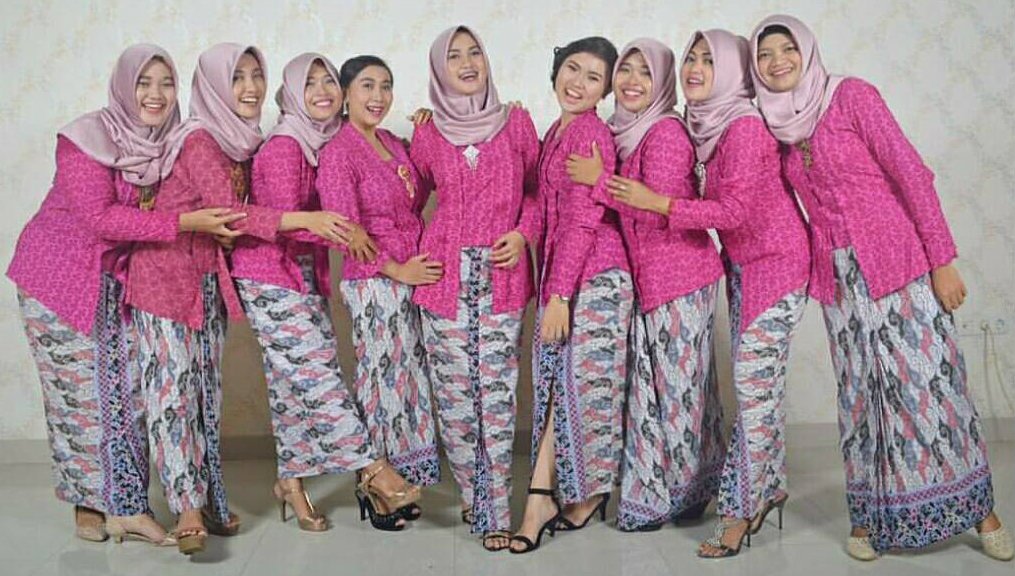 18 Inspirasi Kebaya Seragam Buat Dipakai Bareng Teman 