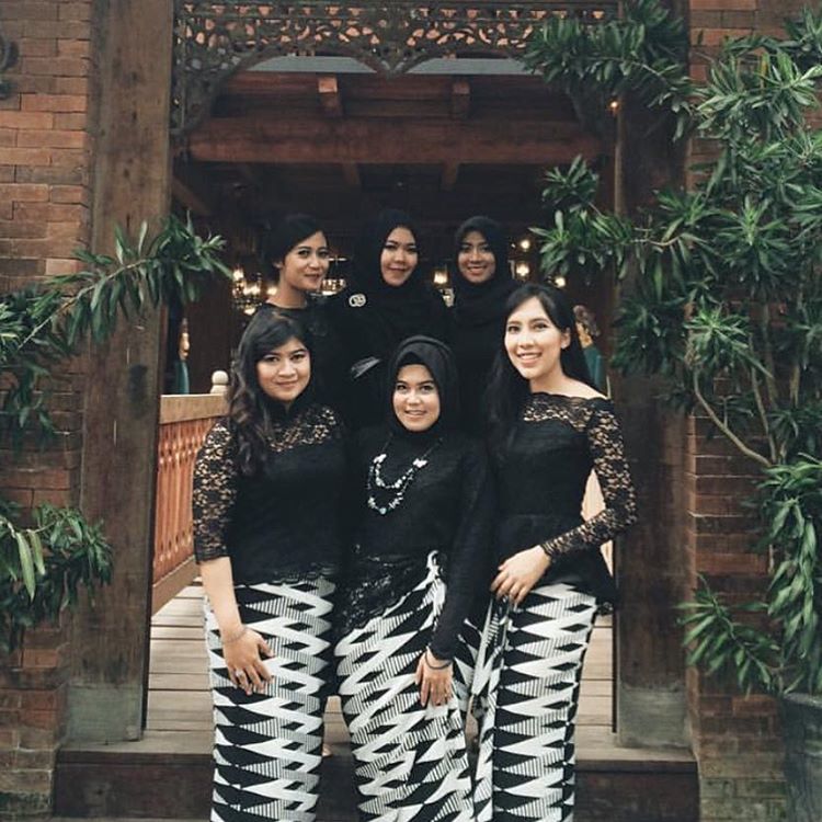 atasan kebaya hitam plus jarik lurik, cantik! @kebaya_inspiration