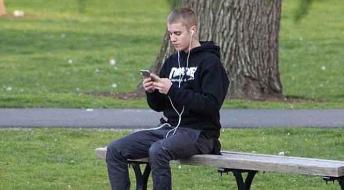 Pemandangan Bieber yang tengah bersantai di Boston Park.