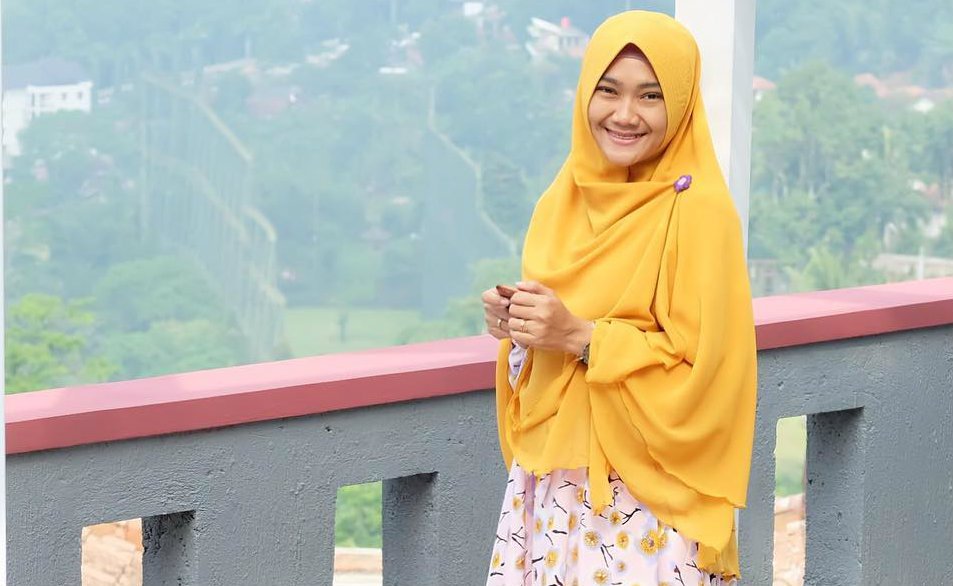 Buat Muslimah Yang Sedang Menata Diri, Inilah 8 Style Gamis Modern Tapi Tetap Santun