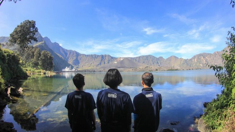 Menikmati Danau Segara Anak Gunung Rinjani. Salah Satu Danau Tertinggi dan Terindah di Indonesia!