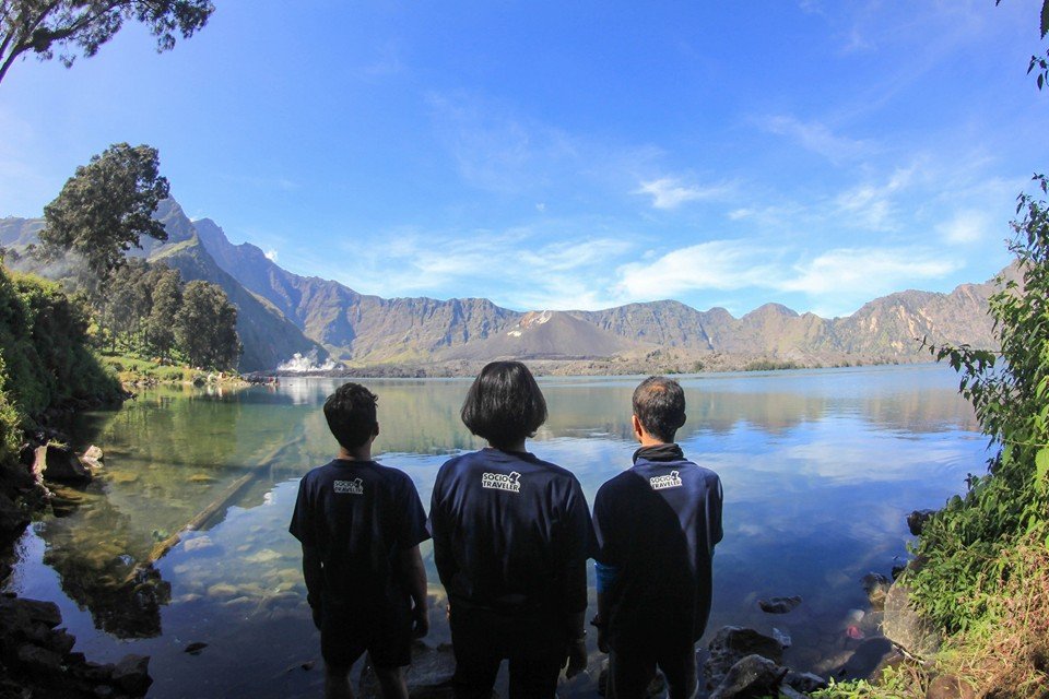 Menikmati Danau Segara Anak Gunung Rinjani. Salah Satu Danau Tertinggi dan Terindah di Indonesia!