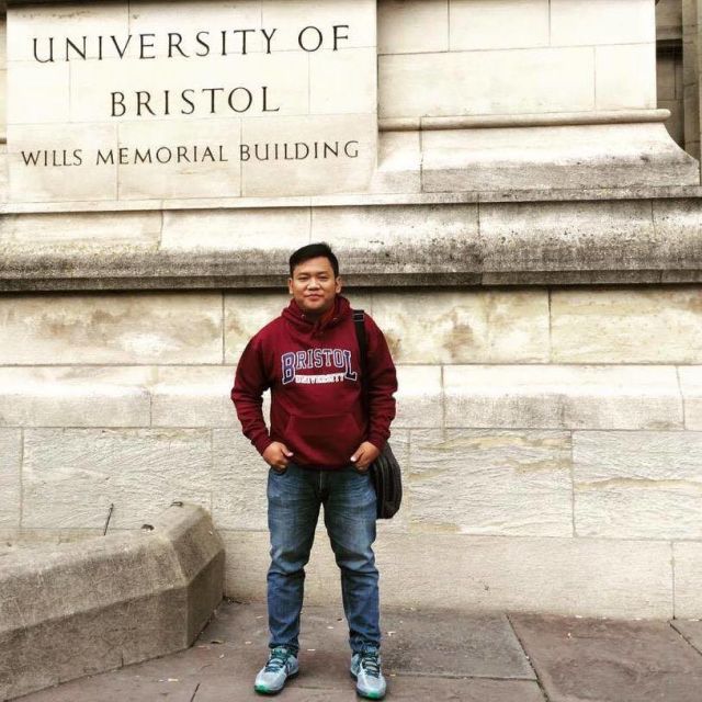 Didepan Kampus University of Bristol, Inggris