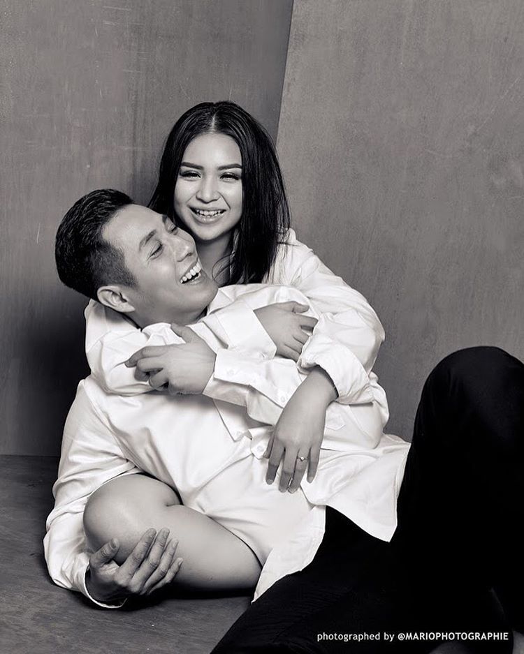 Foto ini hasil bidikan Mario. Jadi satu-satunya foto prewedd mereka yang memasang wajah mereka saat tertawa.