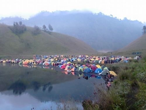 Haram camping tepat di pinggir danau Ranu Kumbolo!