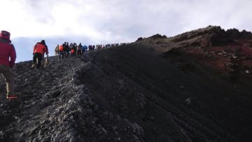 Gunung Macet Juga Kalau Libur Panjang. Ketika Kemacetan Jakarta Pindah ke Puncak Rinjani!