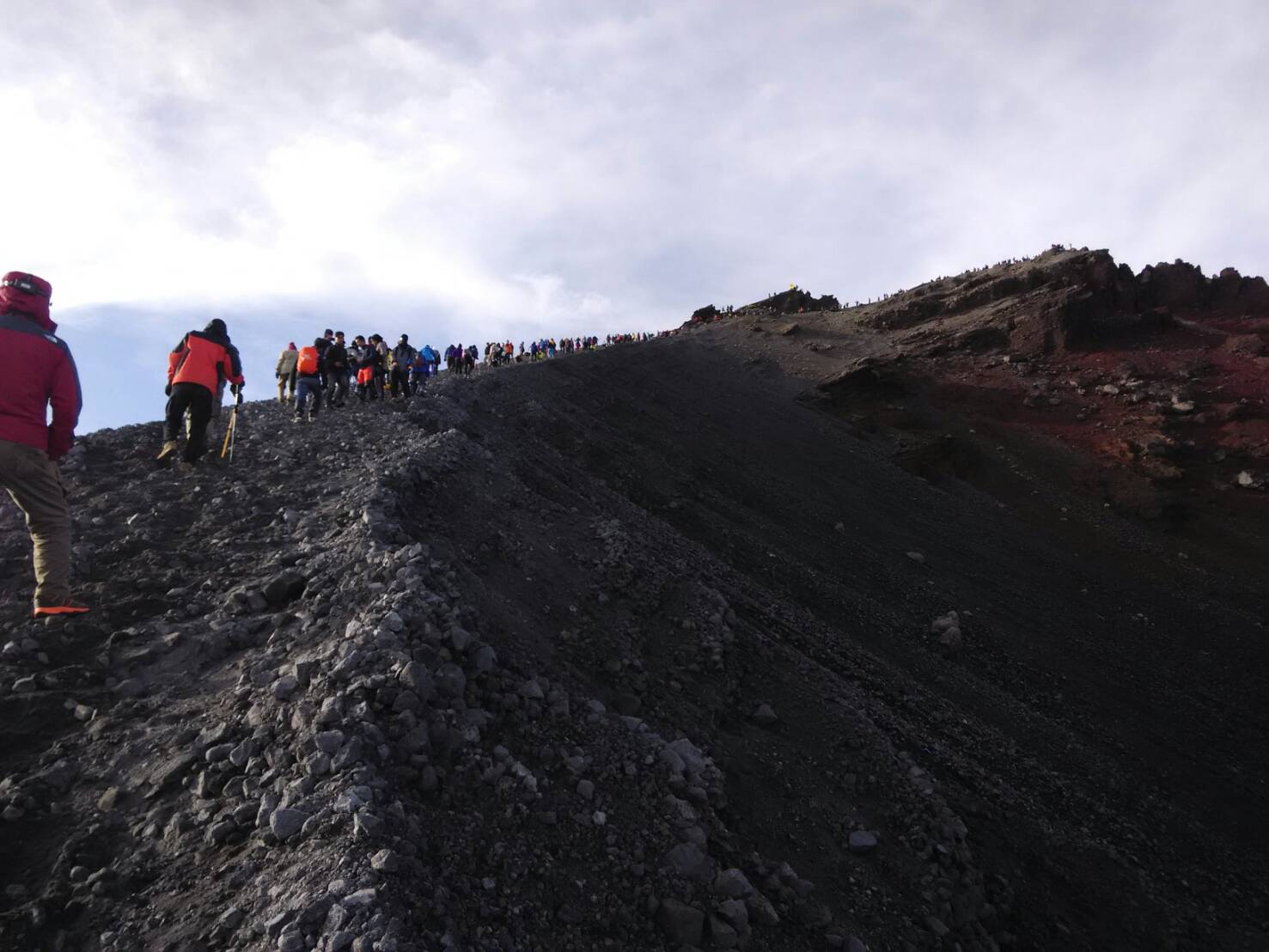 Gunung Macet Juga Kalau Libur Panjang. Ketika Kemacetan Jakarta Pindah ke Puncak Rinjani!