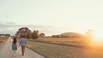 17 Foto Romantis yang Membuktikan Bahwa Foto Prewedding yang Dilakukan Kala Senja Itu Luar Biasa