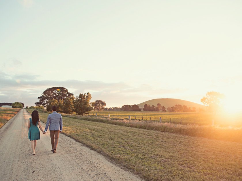 17 Foto Romantis yang Membuktikan Bahwa Foto Prewedding yang Dilakukan Kala Senja Itu Luar Biasa