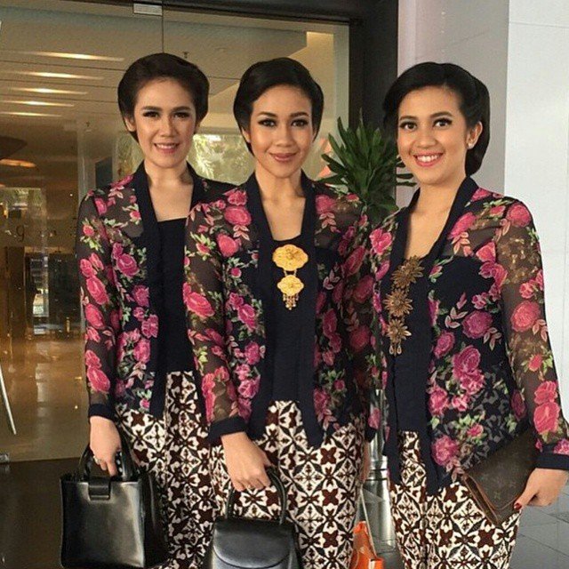 17 Kebaya  Bunga bunga yang  Buatmu Makin Elegan  Ke 