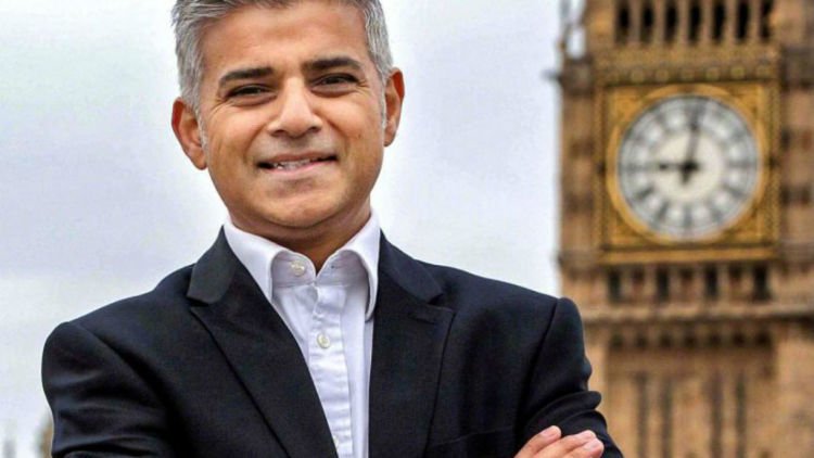 Dilantik Sebagai Wali Kota Muslim Pertama di London, Sadiq Khan Terpaksa Bawa Al-Quran Sendiri.