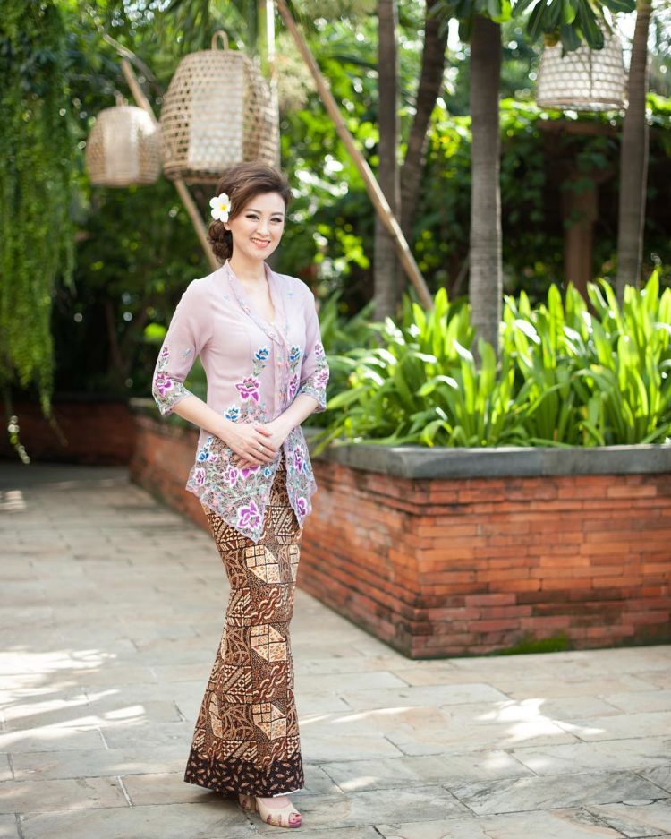 17 Kebaya Bunga-bunga yang Buatmu Makin Elegan. Ke 