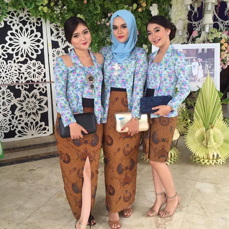 Biru dan bunga-bunga~ @inspirasi_kebaya