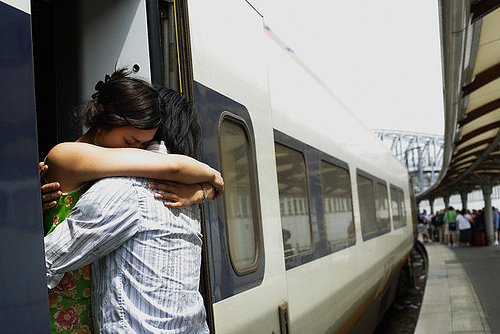 Stasiun Punya Cerita di Tiap Sudutnya. Pertemuan Hingga Perpisahan, dari Senyuman hingga Tangisan…