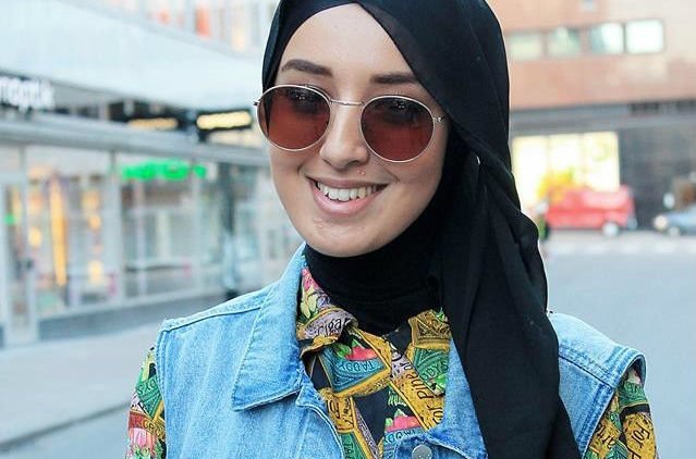 Tanpa Meniru Dian Pelangi, Tampil Berhijab dan Berwarna pun Bisa Kamu Kreasikan Dengan Gaya Sendiri!