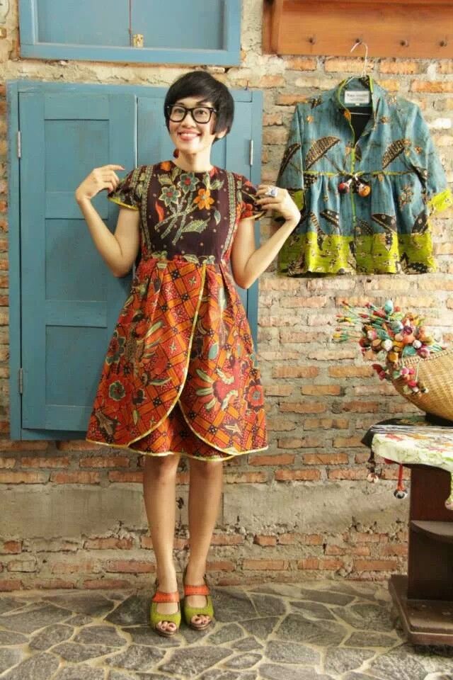 Dress batik midi dengan model layer tumpuk di rok