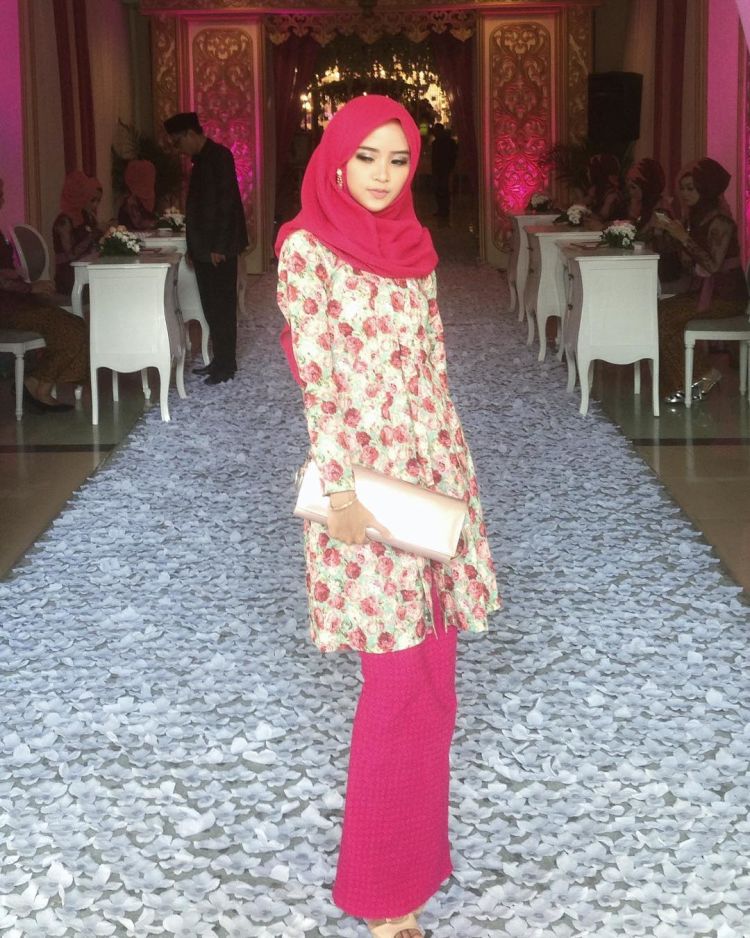 17 Kebaya  Bunga bunga yang  Buatmu Makin Elegan  Ke 