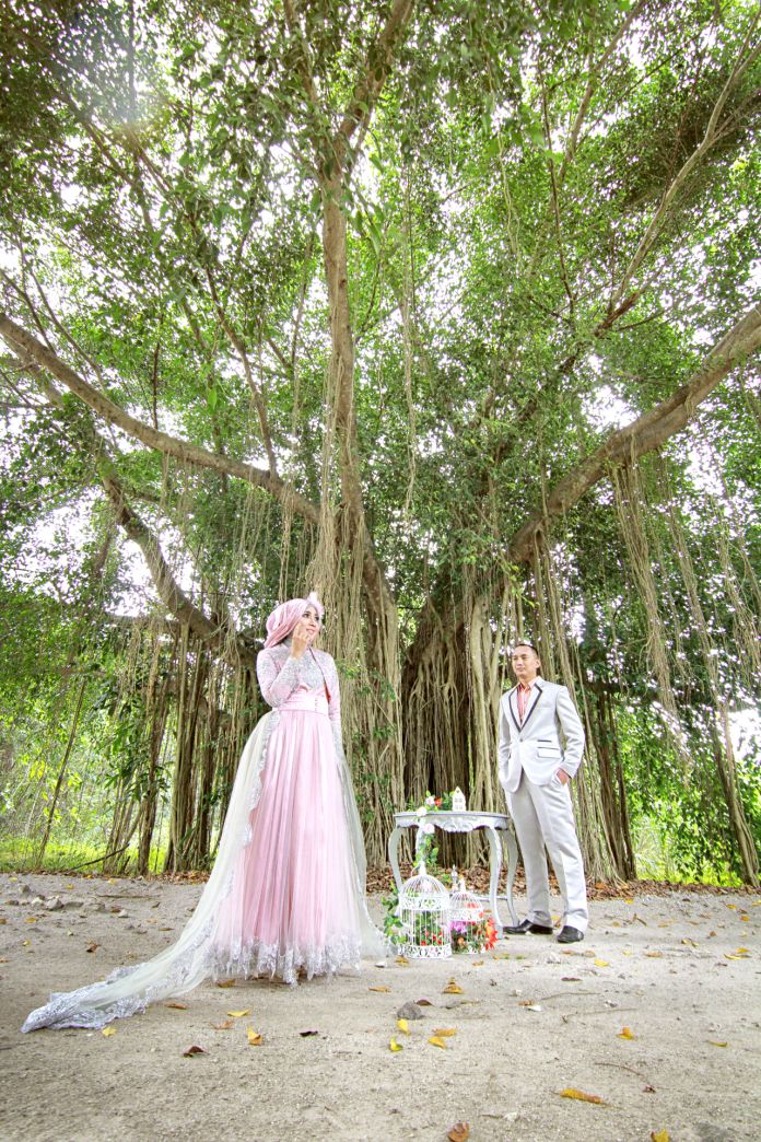 9 Inspirasi Pose Prewedding Tanpa Bersentuhan. Santunnya