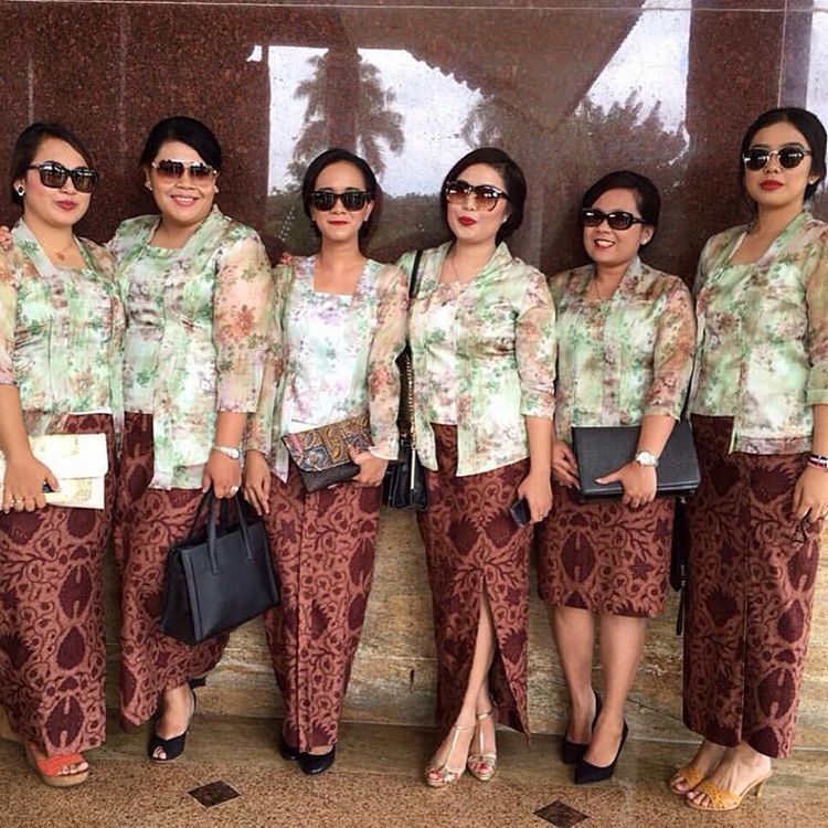 17 Kebaya Bunga bunga yang Buatmu Makin Elegan Ke  