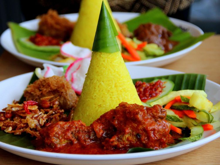 Nasi kuning tumpeng