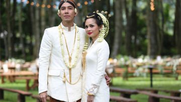 Sudah Ataupun Belum Punya Calon, 6 Inspirasi Kebaya Putih Ini Layak Disimpan Buat Busana Pengantinmu.