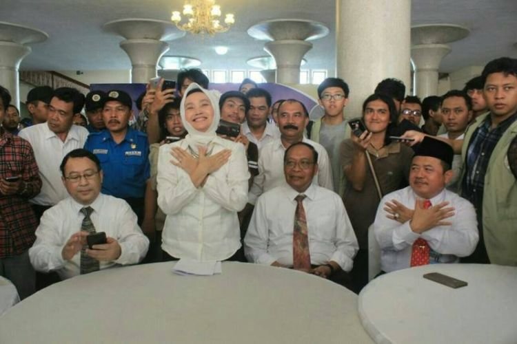 Salam perdamaian dari Ibu Dwikorita (Foto oleh Winarso Nugroho) 