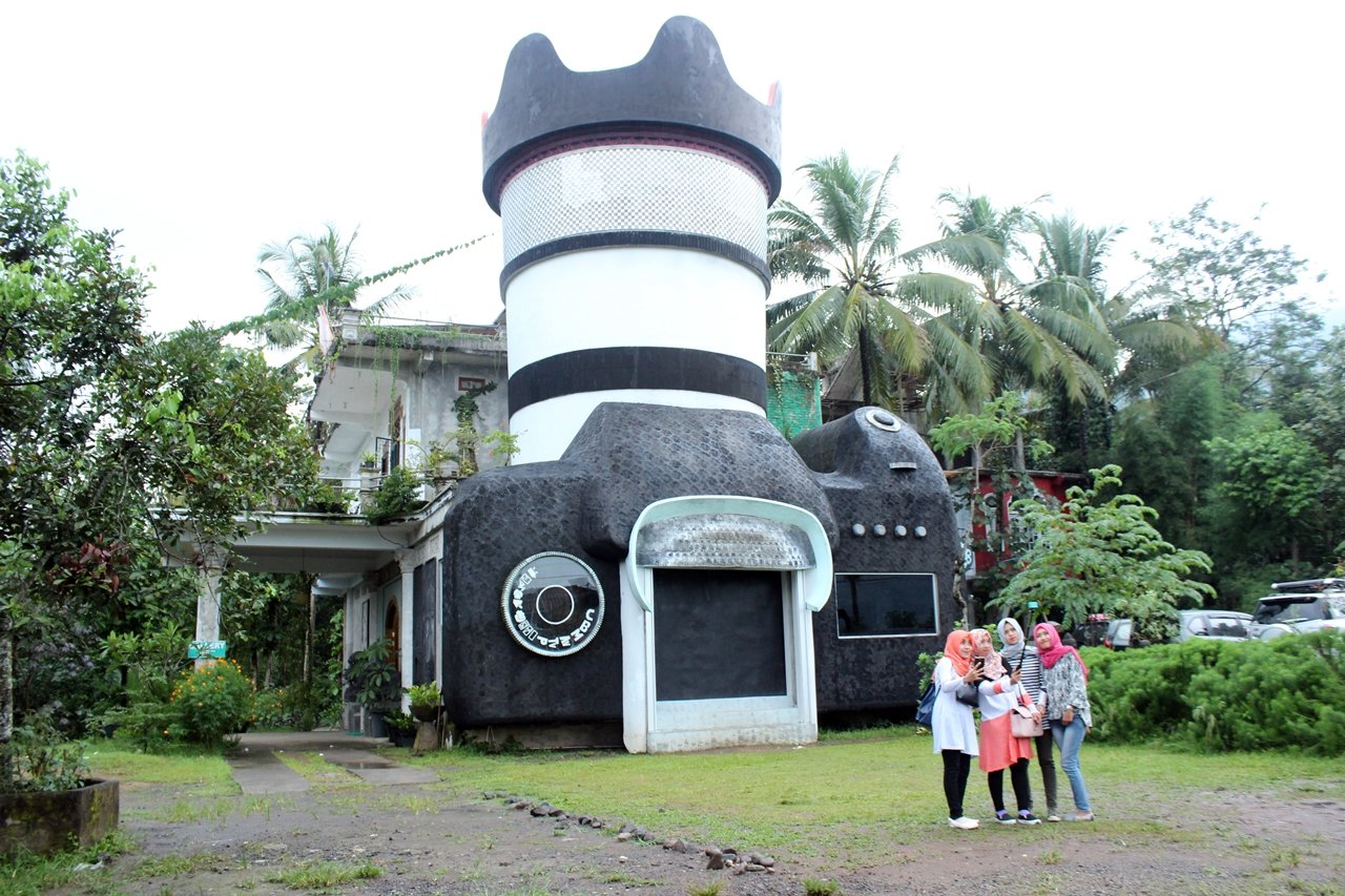 Ngaku Traveler Hits dan Kekinian? Nggak Sah Kalau Belum Mengunjungi Rumah Kamera di Magelang!