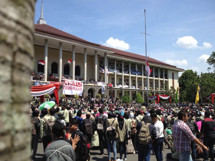 mahasiswa duduki rektorat UGM