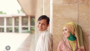 9 Inspirasi Pose Prewedding Tanpa Bersentuhan. Santunnya Dapat, Instagramable Jelas!