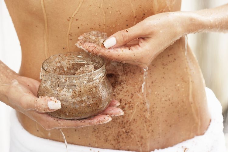 gunakan scrub yang mengandung bahan alami