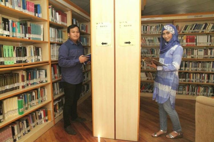 Prewedding santun - di kampus, di perpustakaan, di ruang baca - normal seperti kuliah pada umumnya