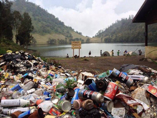 Gunungan sampah di muka Ranu Kumbolo. :(