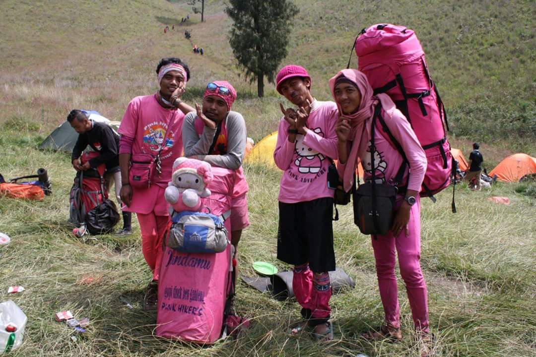 Ini Nih Pendaki Hello Kitty Unyu yang Bikin Kita Ketawa Mulu. Siapa Sih Mereka Sebenarnya?