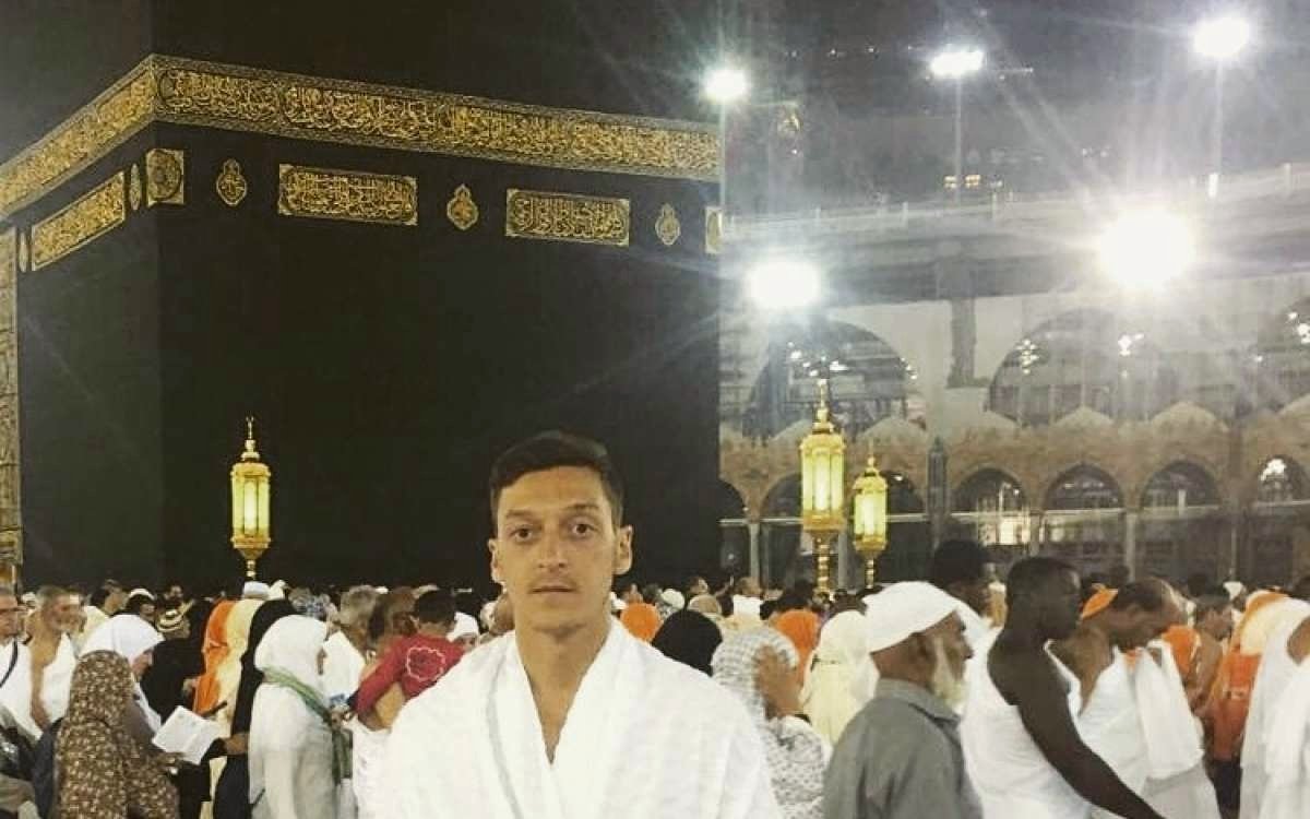 Mesut Ozil Umrah. Cek Yuk Bagaimana Sepak Bola dan Tato Pun Nggak Bikin Dia Lupa Ibadah Lainnya.